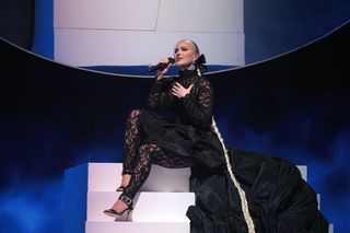 Anne-Marie feet photo thumbnail