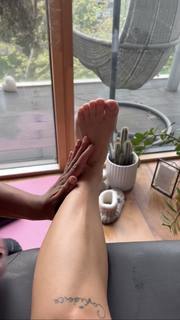 Anne-Marie feet photo thumbnail