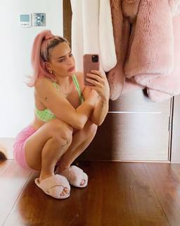 Anne-Marie feet photo thumbnail