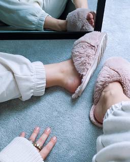 Anne-Marie feet photo thumbnail