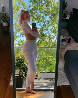 Anne-Marie feet photo thumbnail