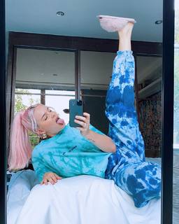 Anne-Marie feet photo thumbnail