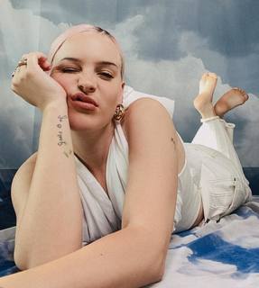 Anne-Marie feet photo thumbnail