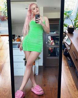 Anne-Marie feet photo thumbnail