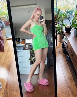 Anne-Marie feet photo thumbnail