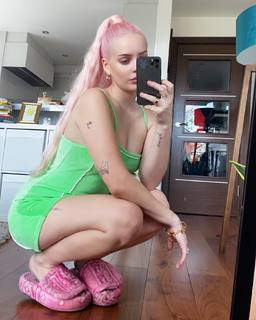 Anne-Marie feet photo thumbnail