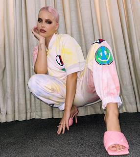 Anne-Marie feet photo thumbnail