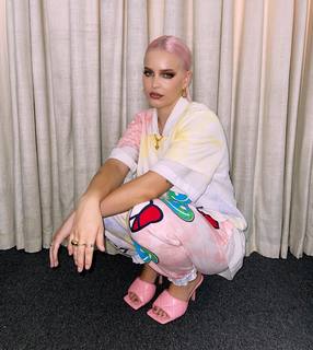 Anne-Marie feet photo thumbnail