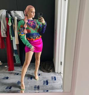 Anne-Marie feet photo thumbnail