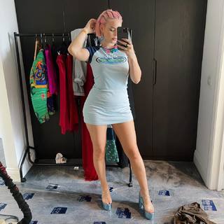 Anne-Marie feet photo thumbnail