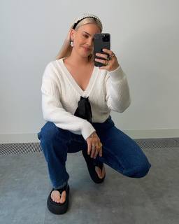Anne-Marie feet photo thumbnail