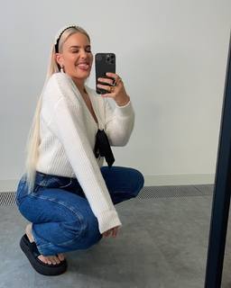 Anne-Marie feet photo thumbnail