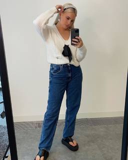 Anne-Marie feet photo thumbnail