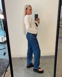 Anne-Marie feet photo thumbnail