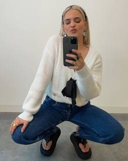 Anne-Marie feet photo thumbnail