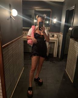 Anne-Marie feet photo thumbnail