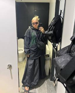 Anne-Marie feet photo thumbnail
