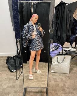 Anne-Marie feet photo thumbnail