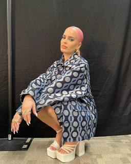 Anne-Marie feet photo thumbnail
