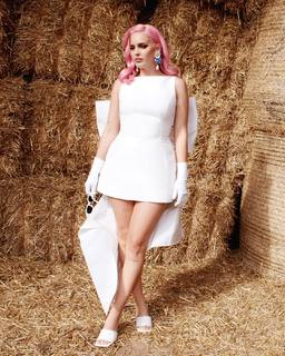 Anne-Marie feet photo thumbnail