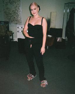 Anne-Marie feet photo thumbnail