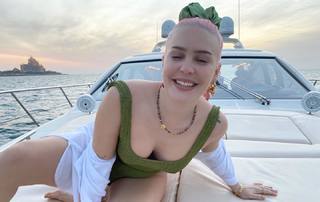Anne-Marie feet photo thumbnail