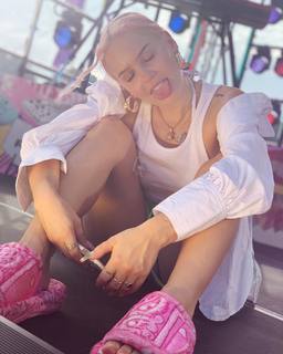 Anne-Marie feet photo thumbnail