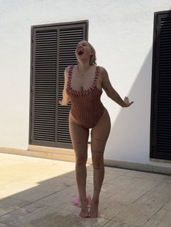 Anne-Marie feet photo 1
