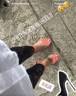 Anne Menden feet photo thumbnail