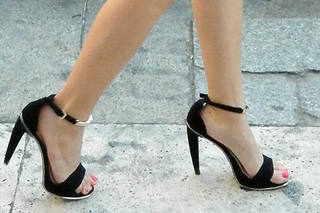 Anne-Sophie Lapix feet photo thumbnail