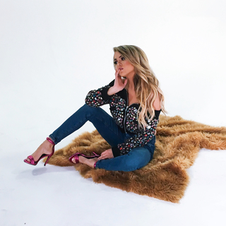 Anne Winters feet photo thumbnail