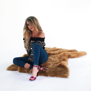 Anne Winters feet photo thumbnail