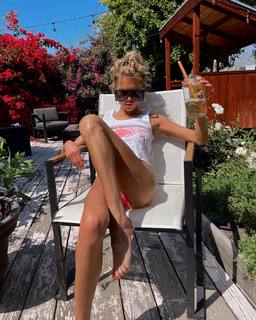 Anne Winters feet photo thumbnail