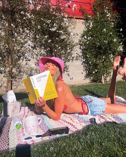 Anne Winters feet photo thumbnail