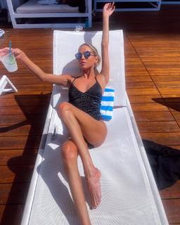 Anne Winters feet photo thumbnail