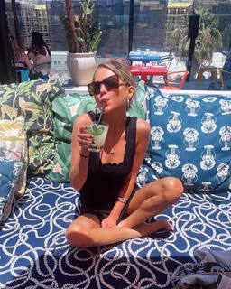 Anne Winters feet photo thumbnail