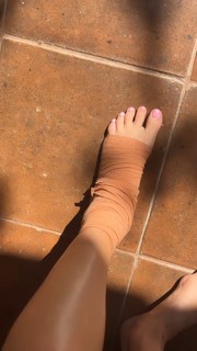Anne Winters feet photo thumbnail