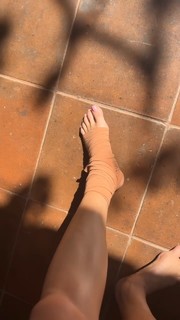 Anne Winters feet photo thumbnail