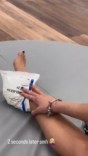 Anne Winters feet photo thumbnail