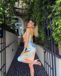 Anne Winters feet photo thumbnail