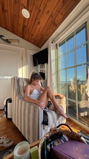 Anne Winters feet photo thumbnail