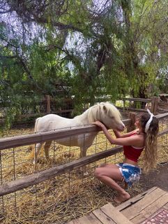 Anne Winters feet photo thumbnail