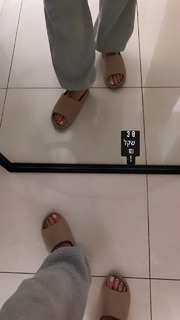 Anne Zivi feet photo 2