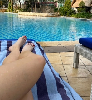 Anneliese van der Pol feet photo thumbnail