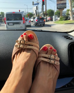 Annet Mahendru feet photo thumbnail