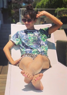 Annet Mahendru feet photo thumbnail