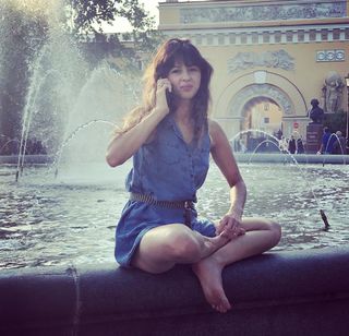Annet Mahendru feet photo thumbnail