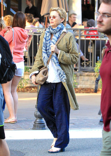 Annette Bening feet photo thumbnail