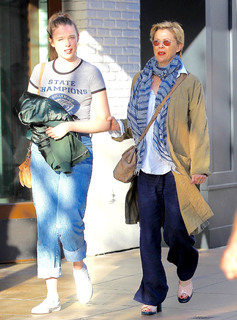 Annette Bening feet photo thumbnail