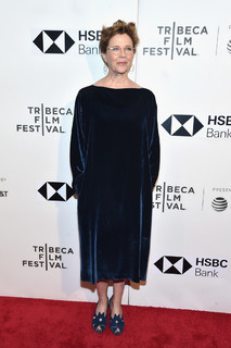 Annette Bening feet photo thumbnail